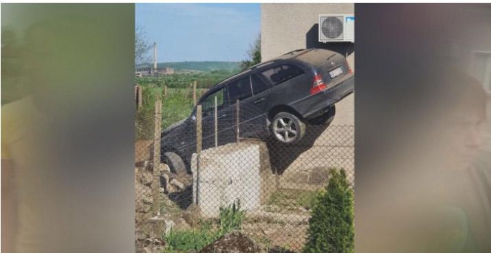 Кола паркира върху ограда на къща